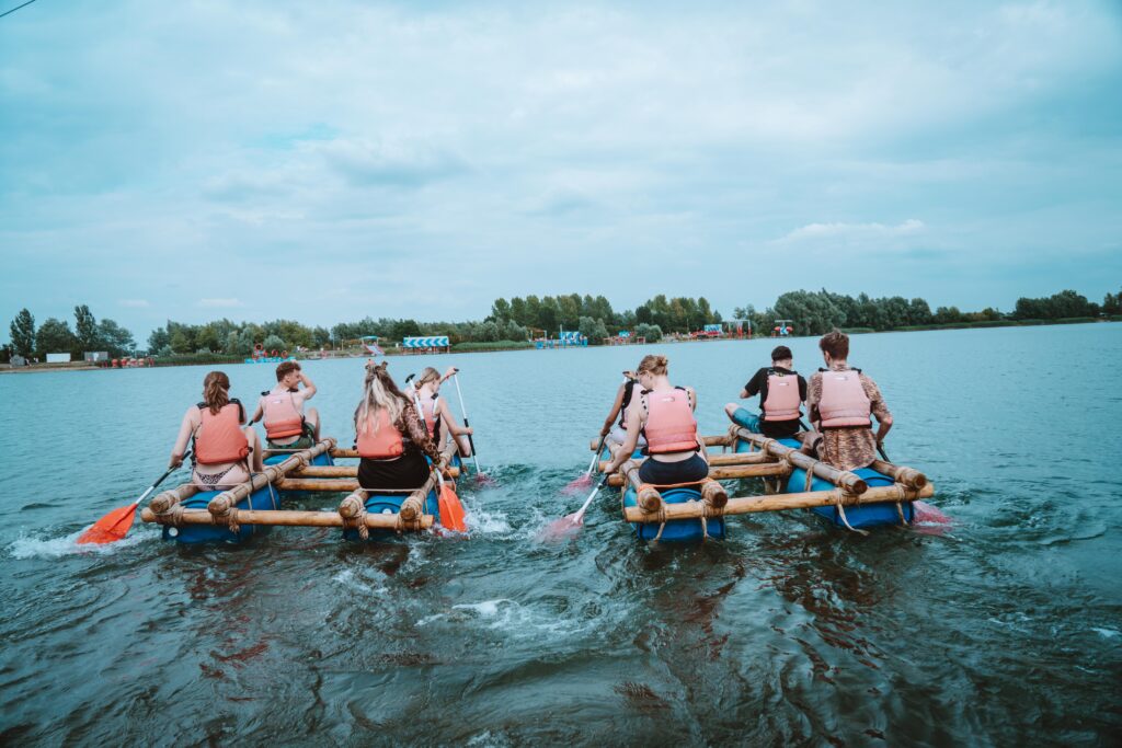 Twee teams strijden met elkaar op een vlot in het water in de Waterproef.