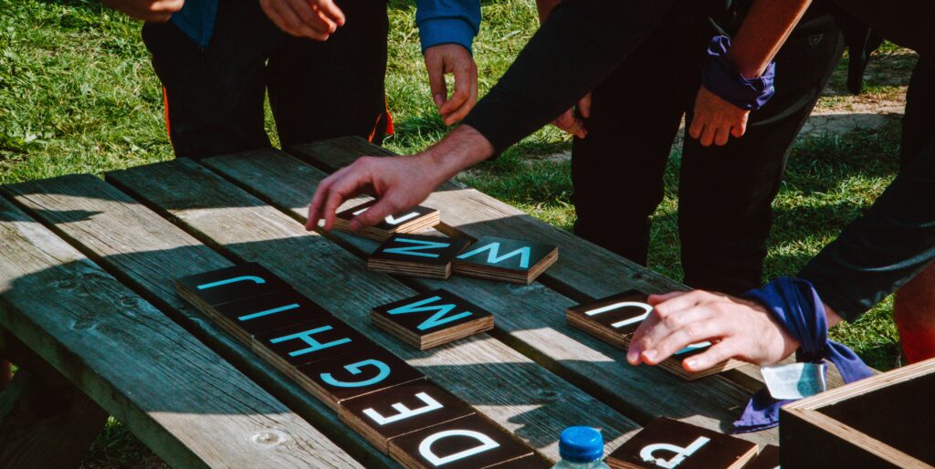 Letterblokjes worden neergelegd om een woord te vormen in Woordproef.