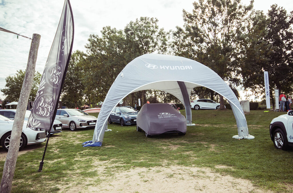 Cases - Product Reveal Visscher - bijzondere evenementen - gecoverde auto onder tent