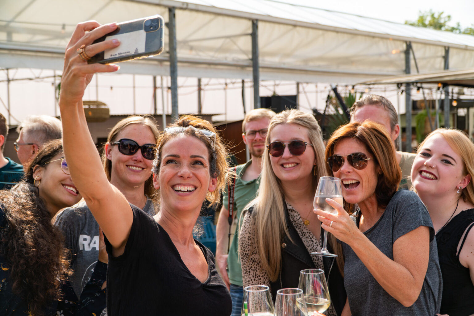 Dames maken een selfie op het Foodfestival.