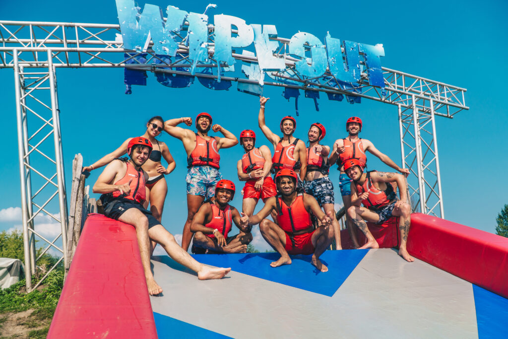 Landingspagina - Vrijgezellenfeest - WipeOut - WipeOut Hill - Groep op de WipeOut Hill
