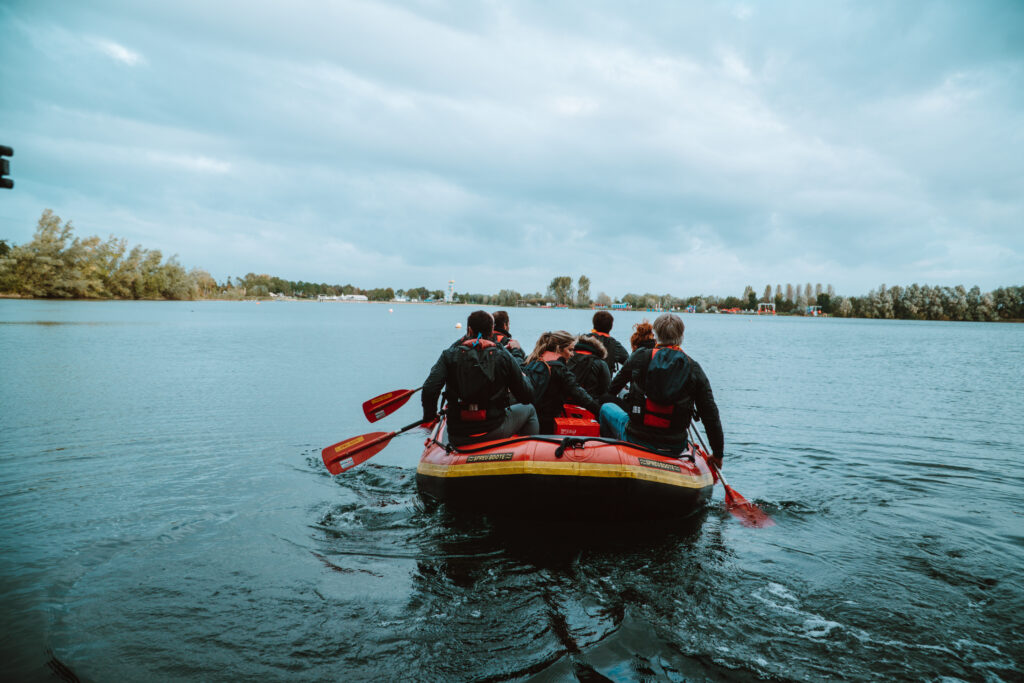 Zakelijk event 'Van baas naar coach', deelnemers zitten in een boot op het water.
