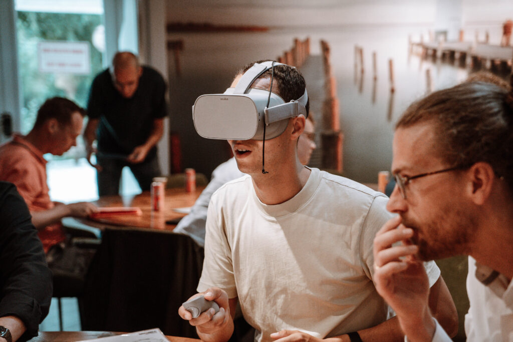 Man met VR-bril speelt geconcentreerd.