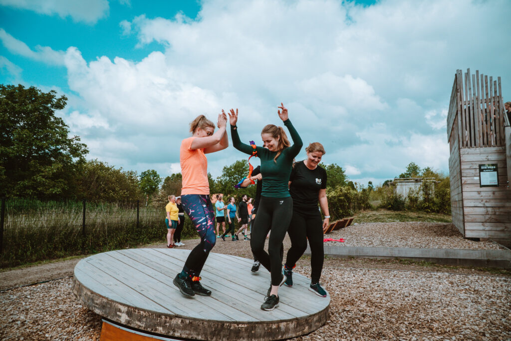 Team loopt op een draaiend plateau in de Draaiproef.