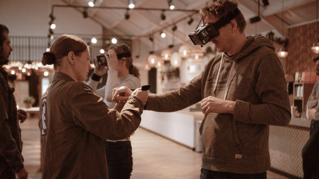 Instructeur helpt man met VR-bril en controller.