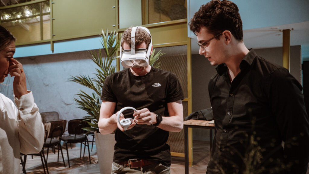 Man probeert VR-spel uit met bril en accessoires.