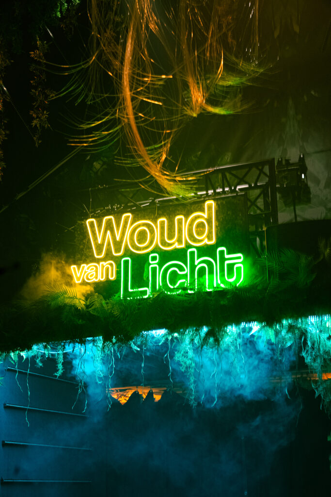DJ booth met logo Woud van Licht