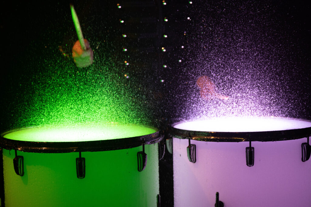 Drums met opspattend water en gekleurde lichten
