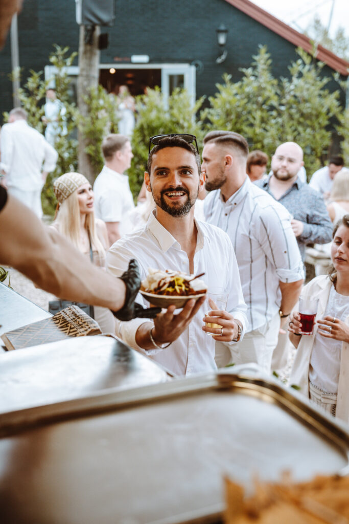 Man krijgt eten uit een foodhuisje